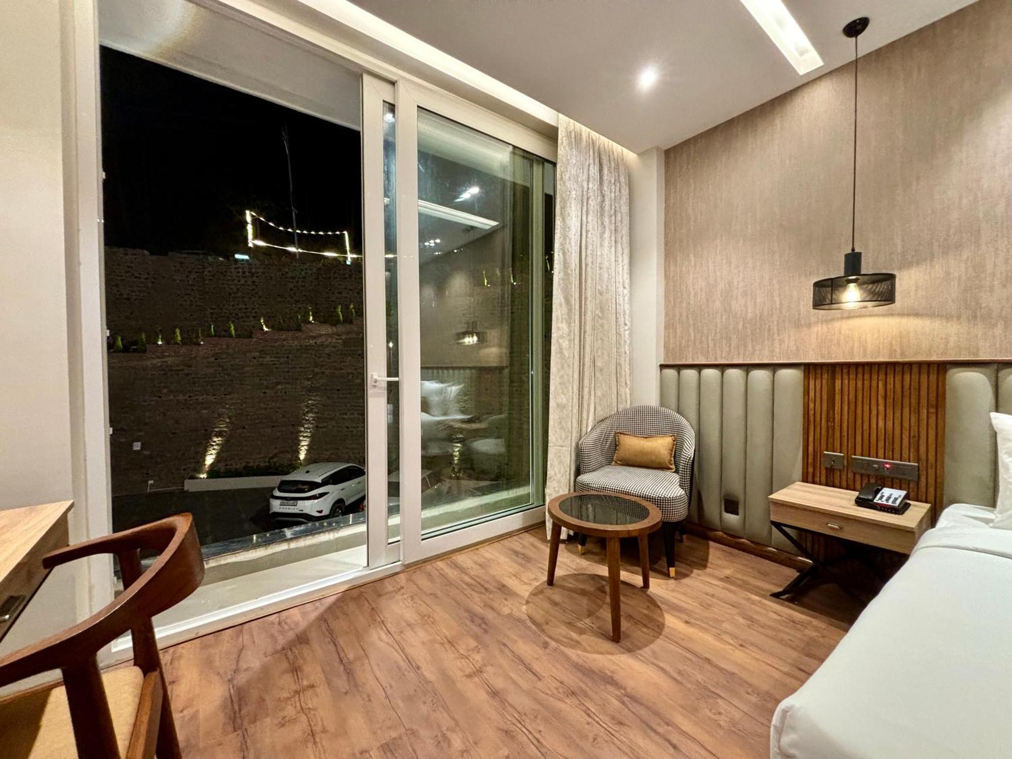 Arnisa Kasauli - A Boutique Hotel Екстериор снимка